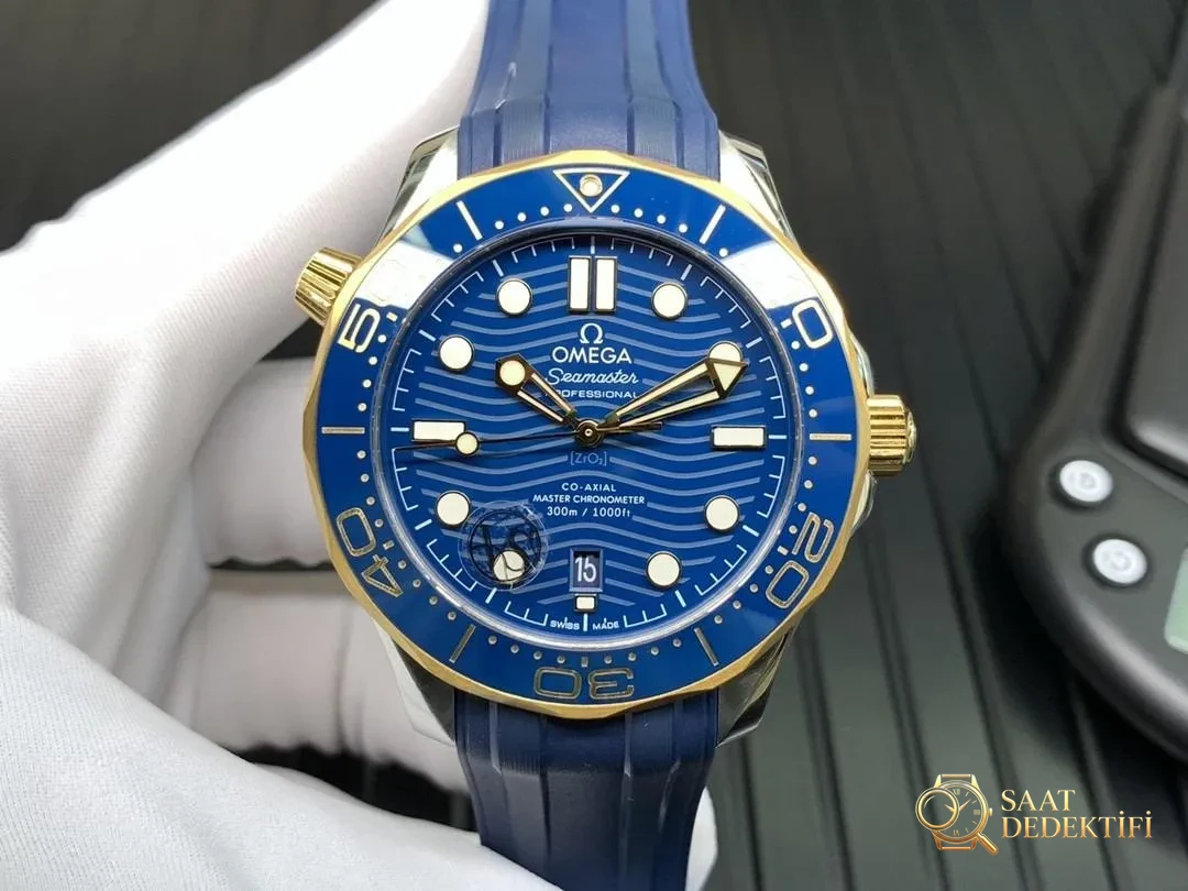 020VS Factory Omega Seamaster 300 Two-Tone Altın Mavi Kadran Gerçek Çekim - Kadran Detayı ve Bezel İşçiliği