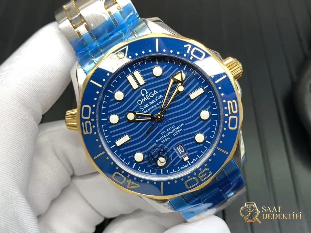 020VS Factory Omega Seamaster 300 Two-Tone Altın Mavi Kadran Gerçek Çekim - Arka Kapak ve Mekanizma Detayı