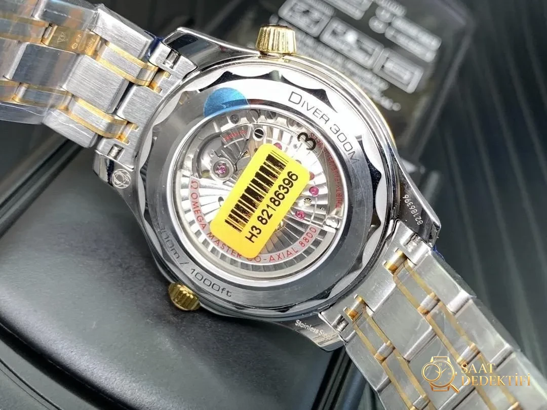 020VS Factory Omega Seamaster 300 Two-Tone Altın Mavi Kadran Gerçek Çekim - Fosfor ve Super-LumiNova Gece Görünümü
