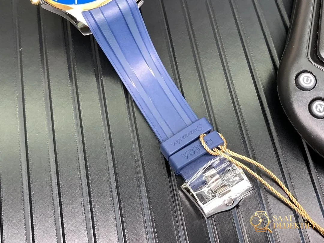 020VS Factory Omega Seamaster 300 Two-Tone Altın Mavi Kadran Gerçek Çekim - Genel Açı ve Estetik Duruş