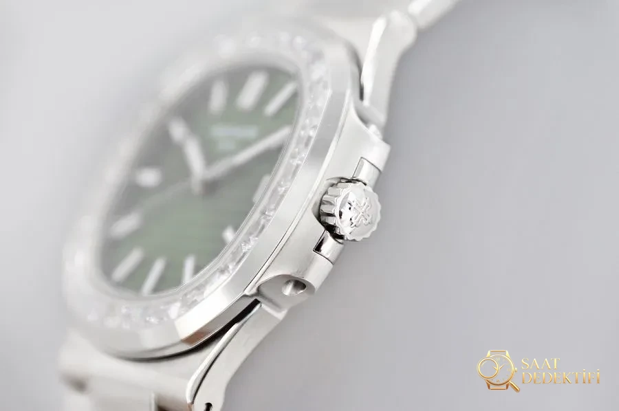 3K Factory Patek Philippe Nautilus Olive Green T Baguette Diamond Модель 2021 Наручные часы — задняя крышка и детали механизма