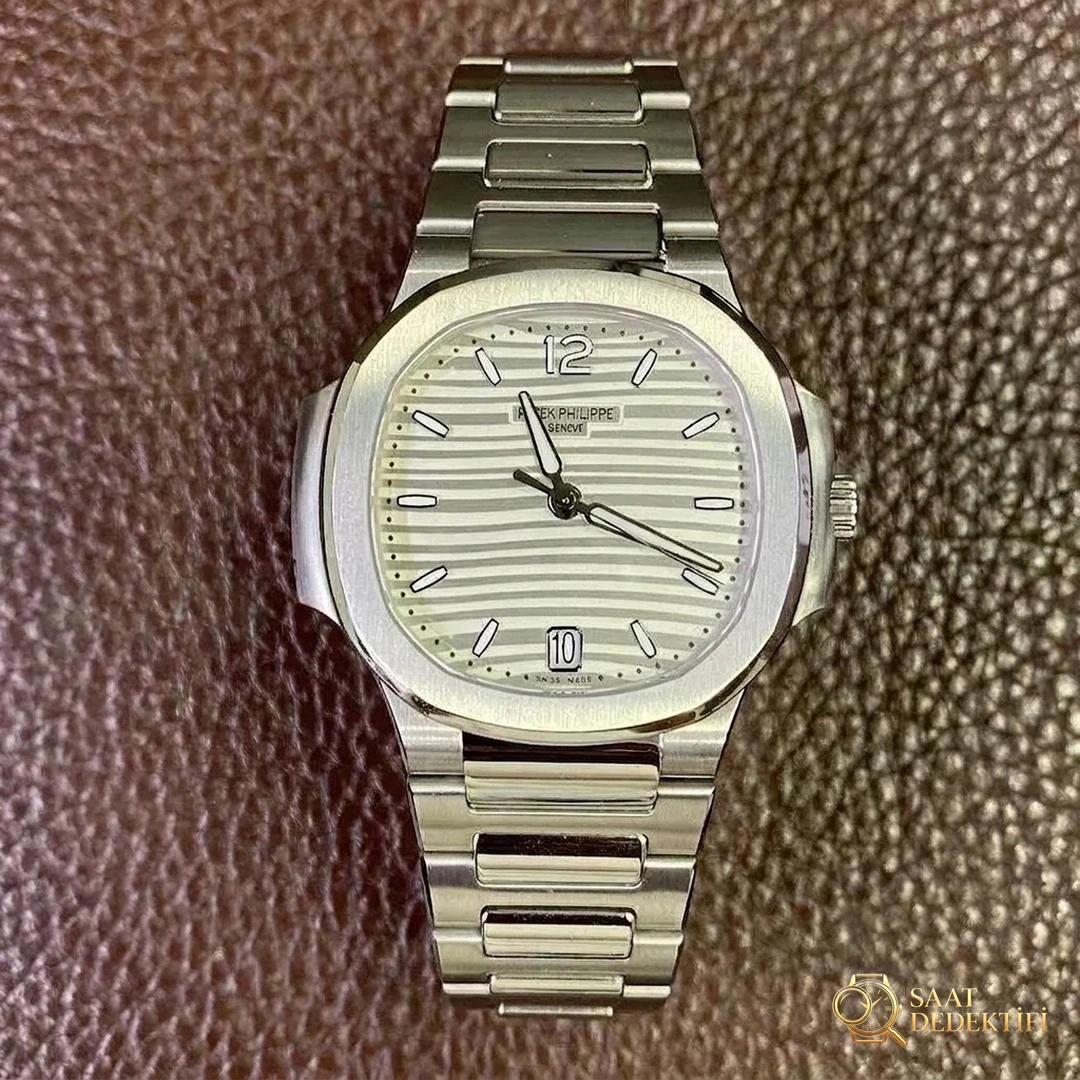 Is the 3K Factory Patek Philippe PP7118 women's Nautilus model obvious as a replica at first glance? - Back Cover and Mechanism Detail
