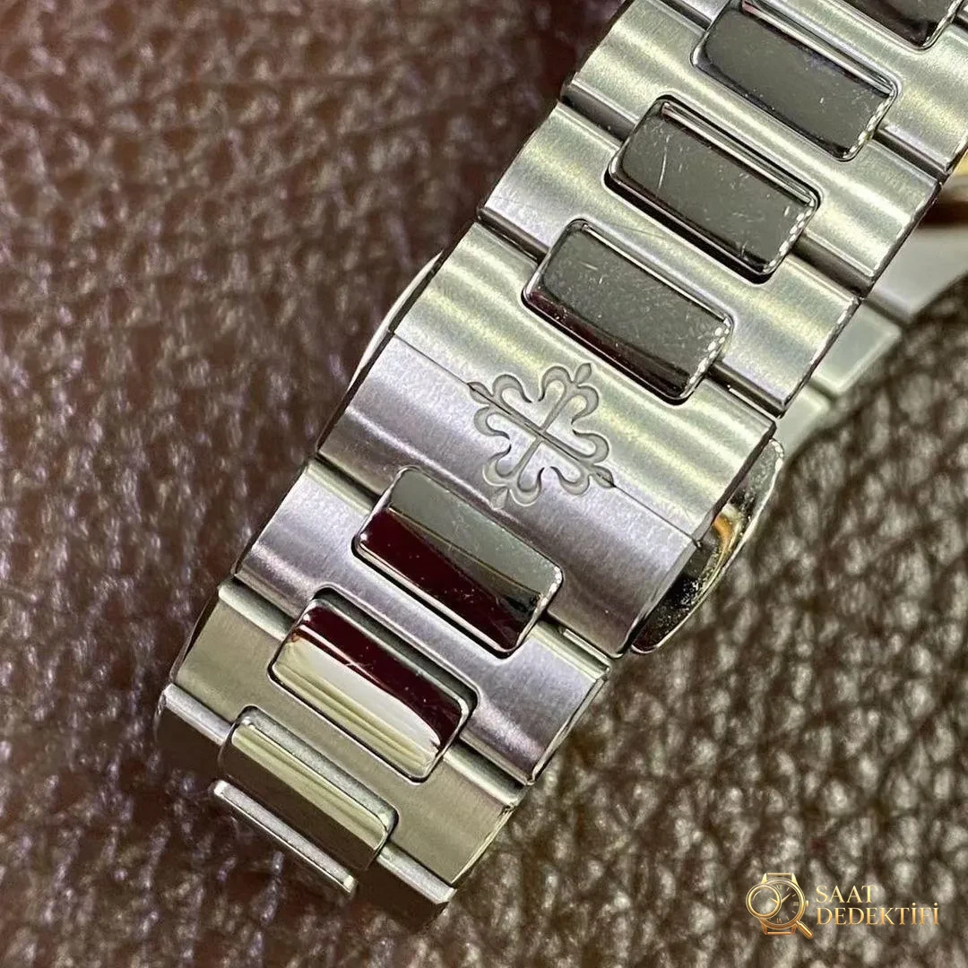 Is the 3K Factory Patek Philippe PP7118 women's Nautilus model obvious as a replica at first glance? - Wrist Position and Case Proportion