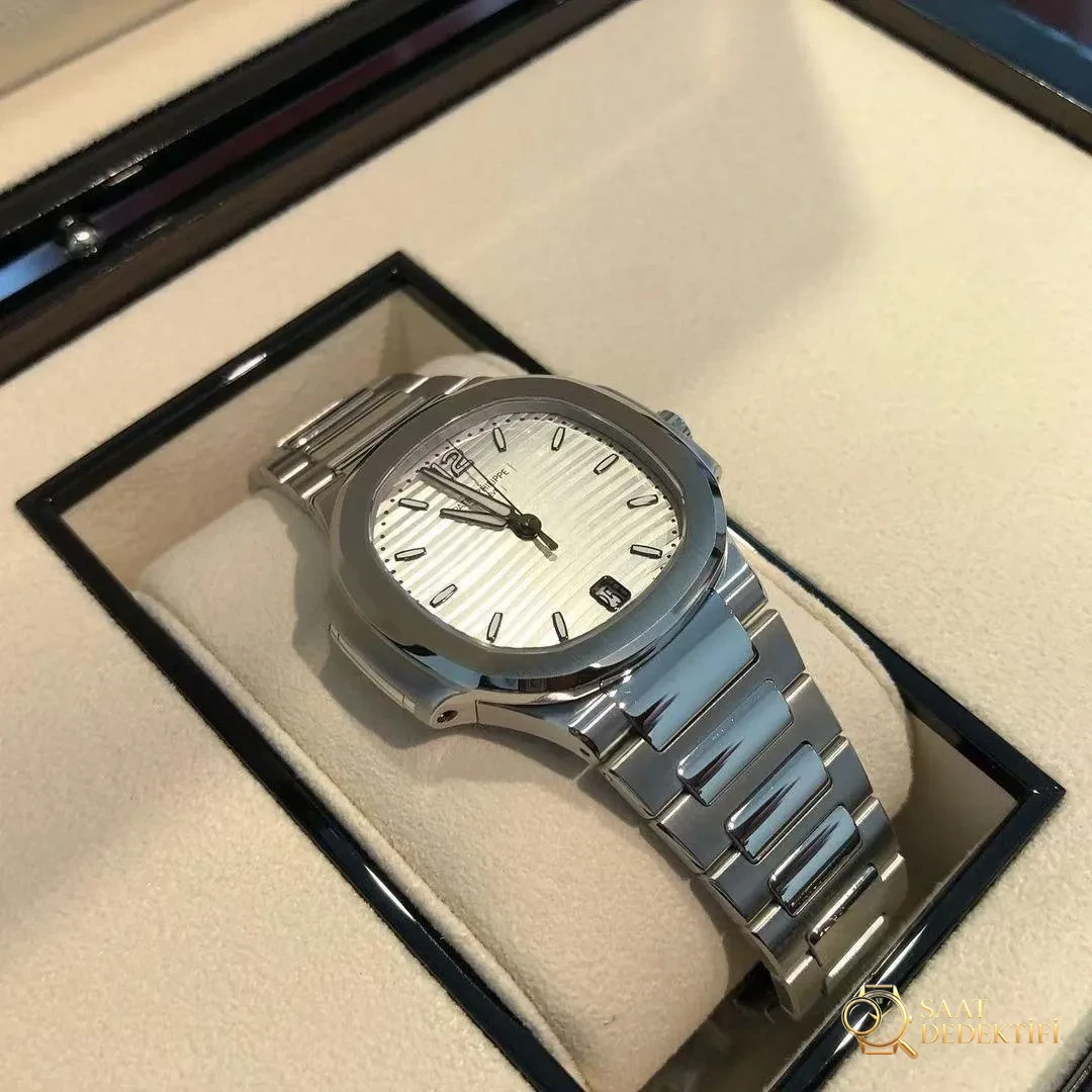 Is the 3K Factory Patek Philippe PP7118 women's Nautilus model obvious as a replica at first glance? - Glass Anti-Reflective (AR) Coating
