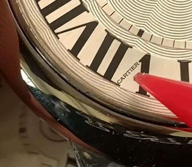 Gerçek Üzerindeki CARTIER Baskısı