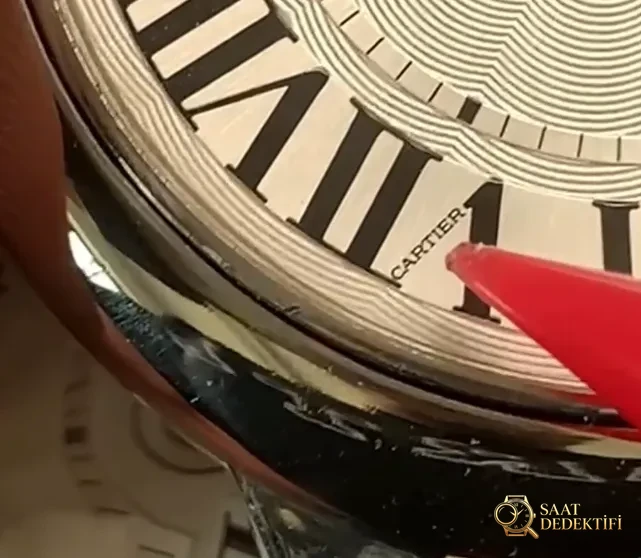 Gerçek Üzerindeki CARTIER Baskısı