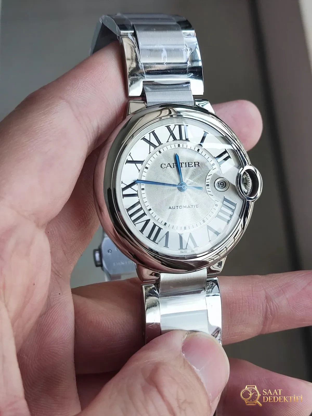 AF Factory Cartier Ballon Bleu 42 mm erkek modelinde dikkat edilmesi gereken birkaç detay - Kasa Profili ve Kurma Kolu İncelemesi