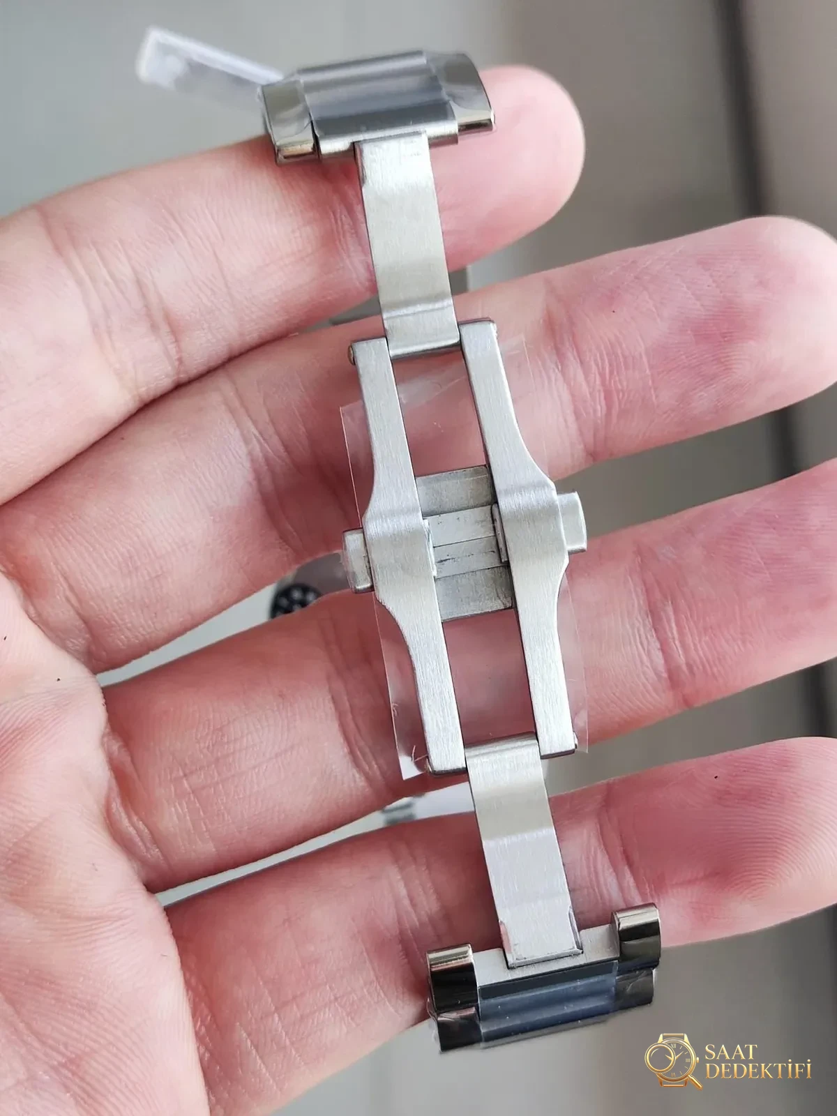 AF Factory Cartier Ballon Bleu 42 mm erkek modelinde dikkat edilmesi gereken birkaç detay - Yan Profil ve Kordon Bağlantısı