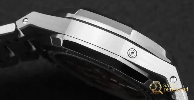 APS Audemars Piguet Royal Oak serisi çok fonksiyonlu AP26574 kol saati incelemesi - Arka Kapak ve Mekanizma Detayı