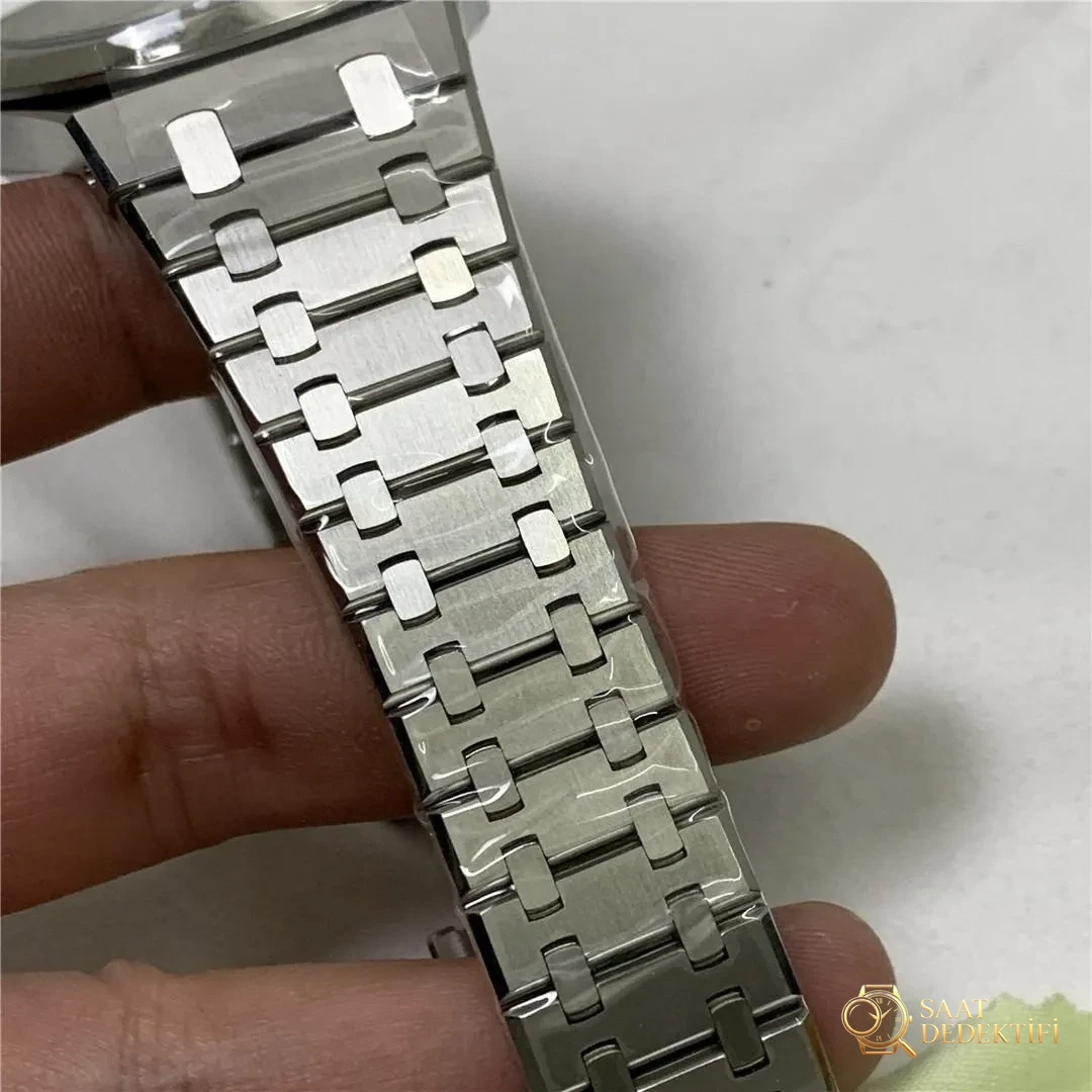APS Factory Audemars Piguet 15400 tek parça 3120 mekanizmasının işçiliği kusursuza yakın - Yan Profil ve Kordon Bağlantısı