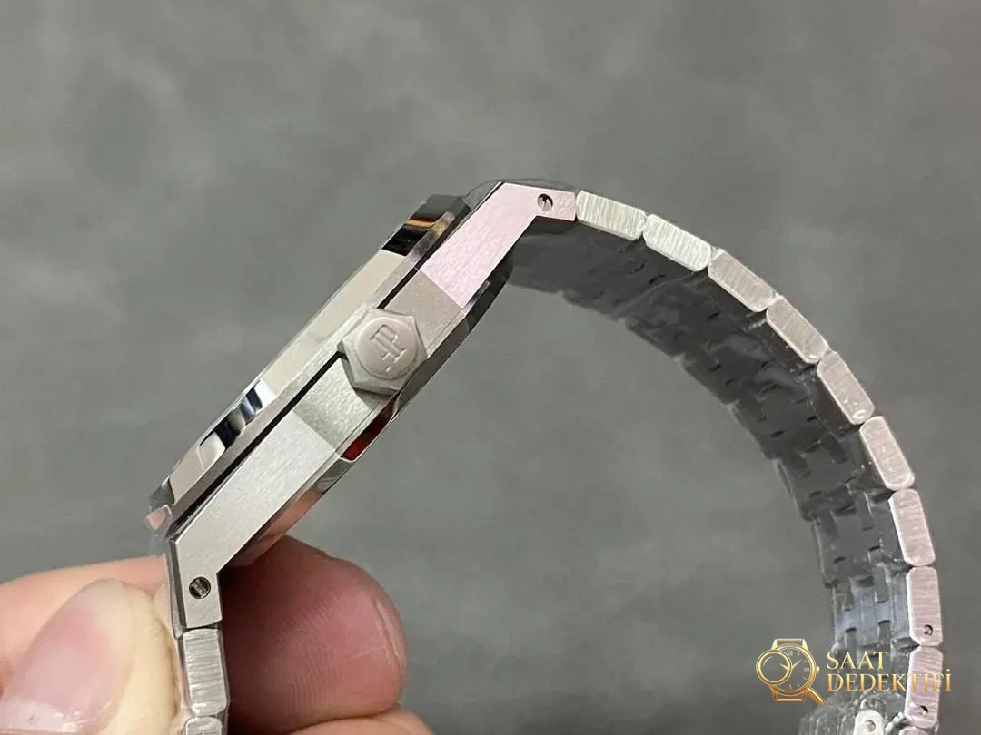 APS Factory Audemars Piguet 15450ST mouvement monobloc 3120 petit diamètre de boîtier de 37 mm, pouvez-vous dire s'il s'agit d'une réplique au premier coup d'œil ? - Position du poignet et proportion du boîtier
