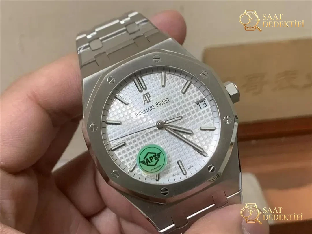 APS Factory Audemars Piguet 15500 V3 kadranı ışıma desenli ve başka nelerle güncellendi? - Kasa Profili ve Kurma Kolu İncelemesi