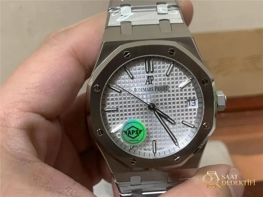 APS Factory Audemars Piguet 15500 V3 kadranı ışıma desenli ve başka nelerle güncellendi? - Arka Kapak ve Mekanizma Detayı