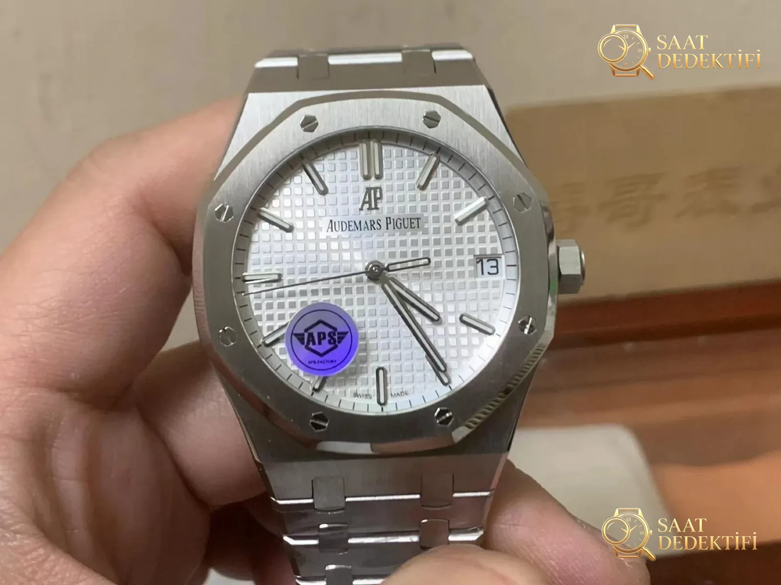 APS Factory Audemars Piguet 15500 V3 yükseltilmiş sürümünün detayları yerinde mi, yoksa bir bakışta sahte mi belli oluyor? - Arka Kapak ve Mekanizma Detayı