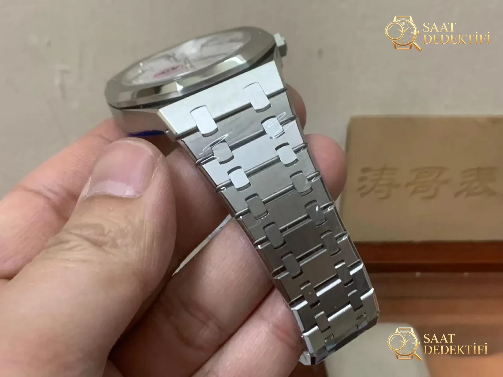 APS Factory Audemars Piguet 15500 V3 yükseltilmiş sürümünün detayları yerinde mi, yoksa bir bakışta sahte mi belli oluyor? - Yan Profil ve Kordon Bağlantısı