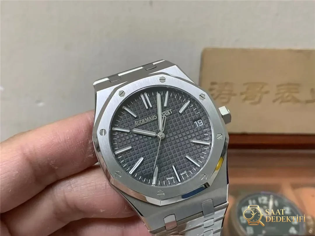 APS Factory Audemars Piguet 15510 gerçek 4302 tek parça mekanizma karşılaştırması: ZF Factory ile farkı nerede? - Arka Kapak ve Mekanizma Detayı