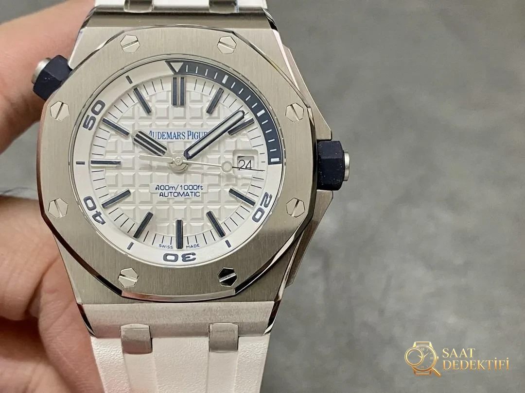 APS Factory Audemars Piguet 15710 yeşil ve beyaz kadranlı 3120 entegre mekanizmanın işçiliği nasıl? - Arka Kapak ve Mekanizma Detayı