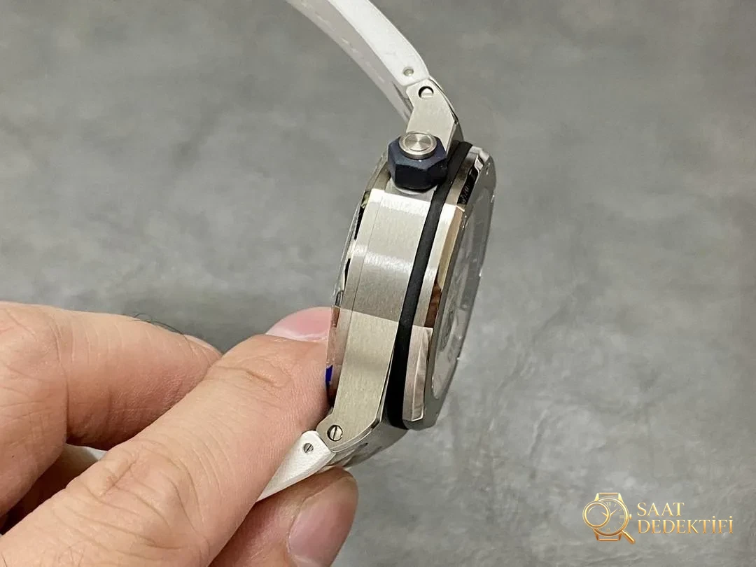 APS Factory Audemars Piguet 15710 yeşil ve beyaz kadranlı 3120 entegre mekanizmanın işçiliği nasıl? - Yan Profil ve Kordon Bağlantısı