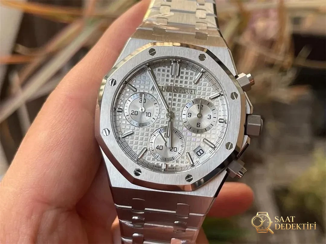 APS Factory Audemars Piguet 26240 4401 integrated model with flyback chronograph movement workmanship review - Case Profile and Crown Review