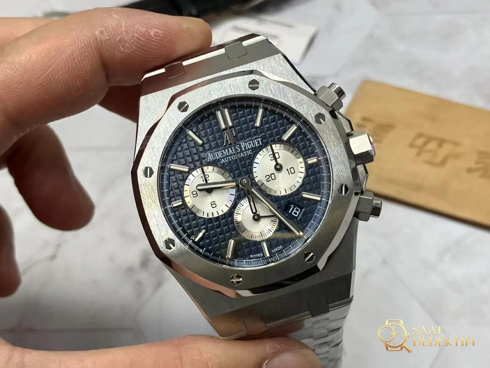 APS Factory Audemars Piguet 26331 blue dial comes with Dandong 4801 one-piece movement: is there a high failure rate? - Case Profile and Crown Examination
