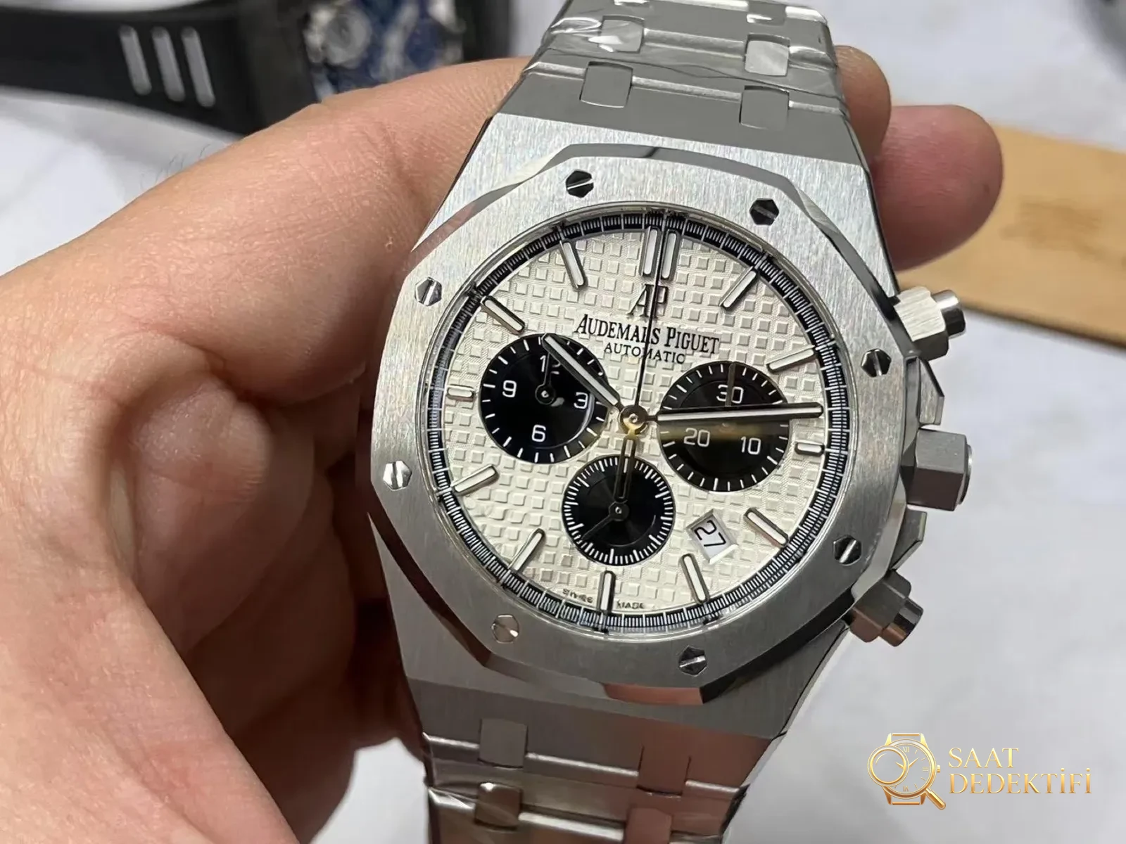 APS Factory Audemars Piguet Royal Oak 26331 beyaz panda entegre kronograf mekanizması almaya değer mi? - Kasa Profili ve Kurma Kolu İncelemesi