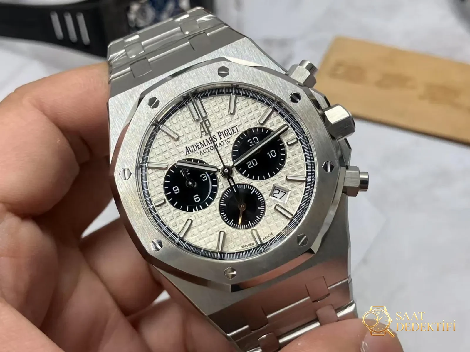 APS Factory Audemars Piguet Royal Oak 26331 beyaz panda entegre kronograf mekanizması almaya değer mi? - Arka Kapak ve Mekanizma Detayı