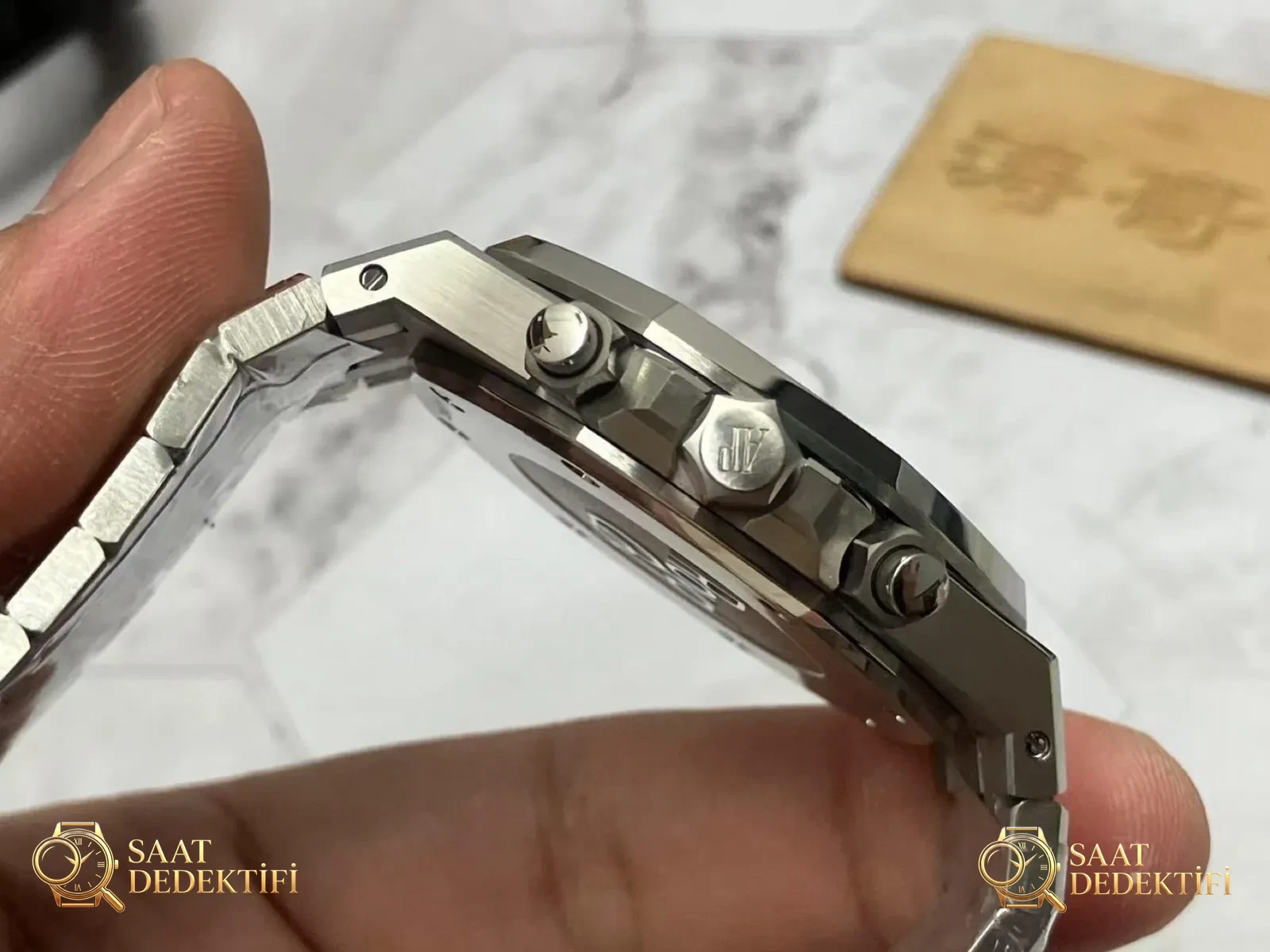 APS Factory Audemars Piguet Royal Oak 26331 beyaz panda entegre kronograf mekanizması almaya değer mi? - Yan Profil ve Kordon Bağlantısı