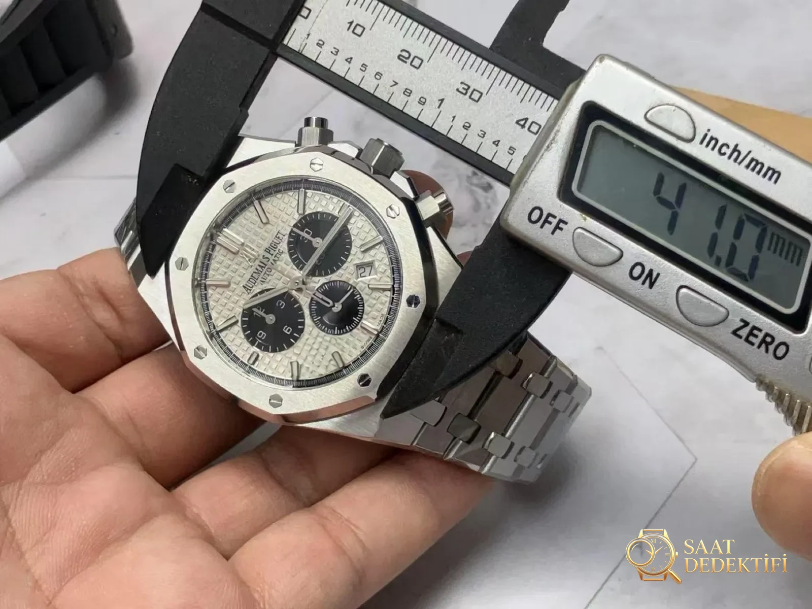 APS Factory Audemars Piguet Royal Oak 26331 beyaz panda entegre kronograf mekanizması almaya değer mi? - Kasa Çeliği ve Polisaj Kalitesi