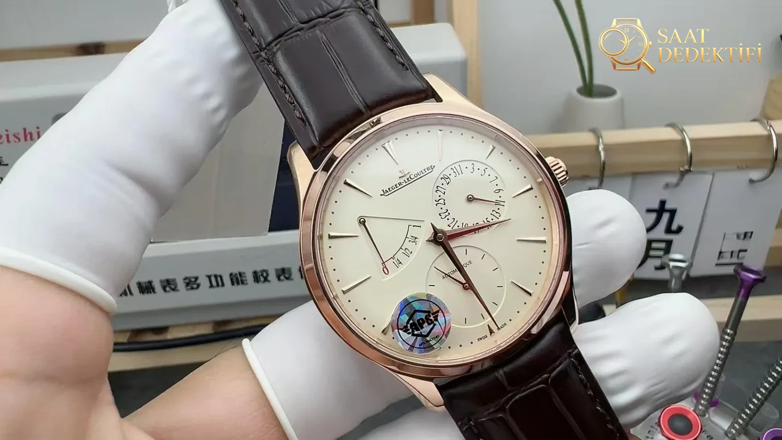 APS Factory Jaeger-LeCoultre Master serisi palyaço: 938 entegre mekanizmalı modelin işçiliği nasıl? - Kadran Detayı ve Bezel İşçiliği