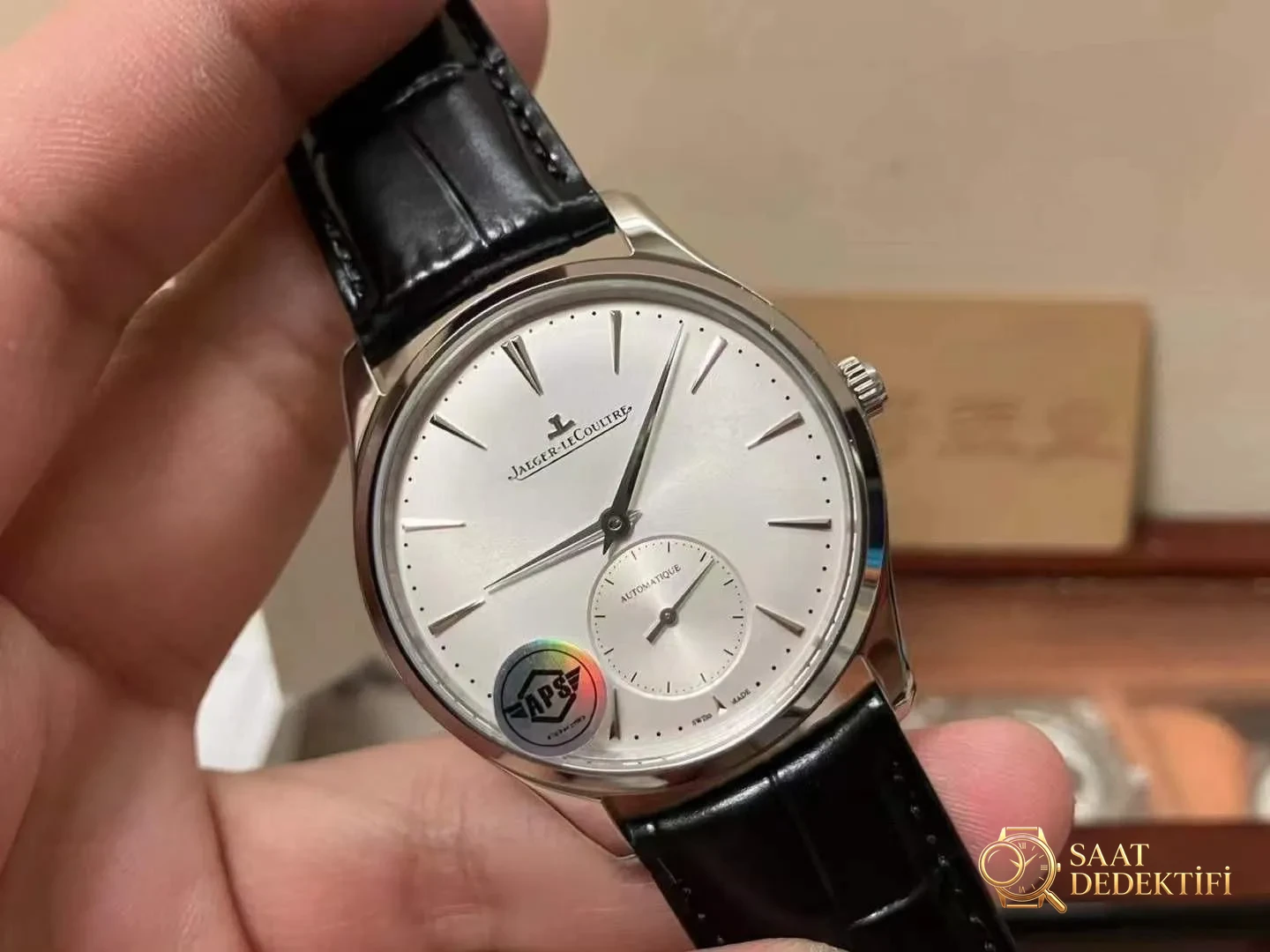 APS Factory Jaeger-LeCoultre Master Ultra Thin iki buçuk ibreli klasik saat 39 mm işçilik incelemesi - Arka Kapak ve Mekanizma Detayı