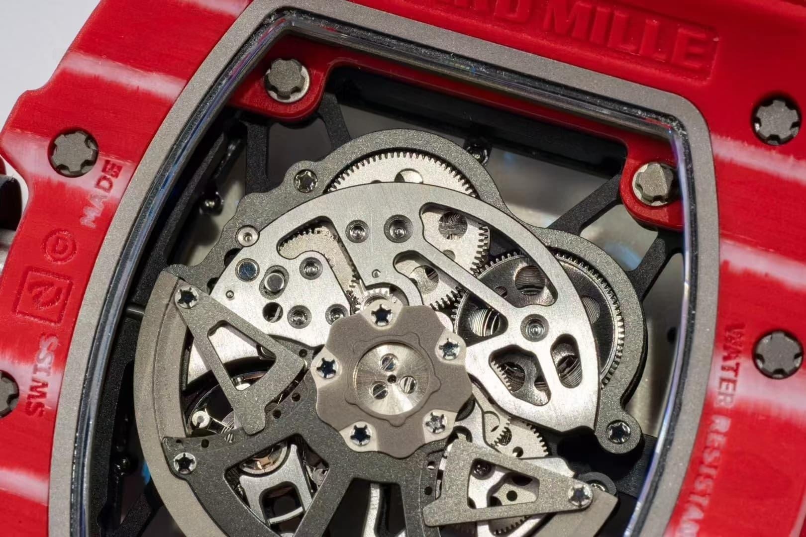 APS Factory Richard Mille RM35-02 Red Devil V2 versiyonu, kaçıksız (free-sprung) çift zemberekli RMAL1 entegre mekanizmasının kalitesi nasıl? — 5. fotoğraf