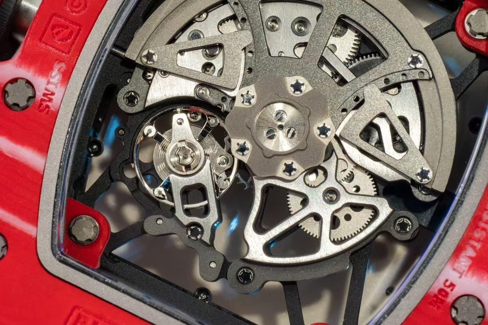 APS Factory Richard Mille RM35-02 Red Devil V2 versiyonu, kaçıksız (free-sprung) çift zemberekli RMAL1 entegre mekanizmasının kalitesi nasıl? — 6. fotoğraf