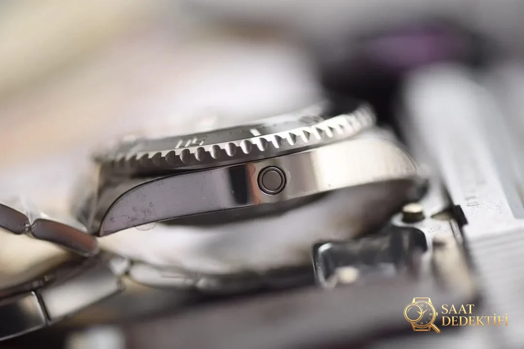 AR Factory Rolex Sea-Dweller Tek Kırmızı Yazılı V3 Versiyonu İlk Bakışta Yine Belli Olur mu? - Fosfor ve Super-LumiNova Gece Görünümü