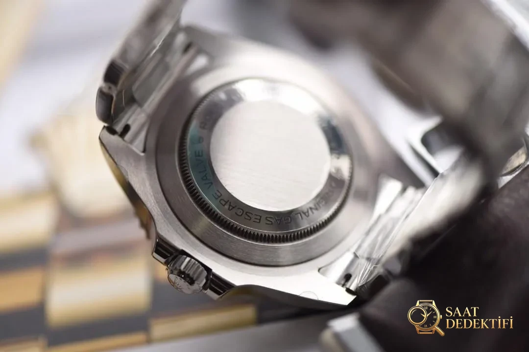 AR Factory Rolex Sea-Dweller Tek Kırmızı Yazılı V3 Versiyonu İlk Bakışta Yine Belli Olur mu? - Yan Profil ve Kordon Bağlantısı
