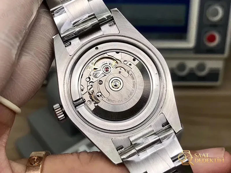 AR Factory Rolex şimşek yeşil cam saat incelemesi - Arka Kapak ve Mekanizma Detayı