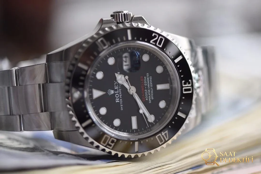 Revisión del Rolex Sea-Dweller: vista frontal y diseño de la caja