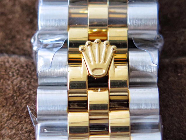 İki Renk Bilezik Üzerindeki Rolex Tokası