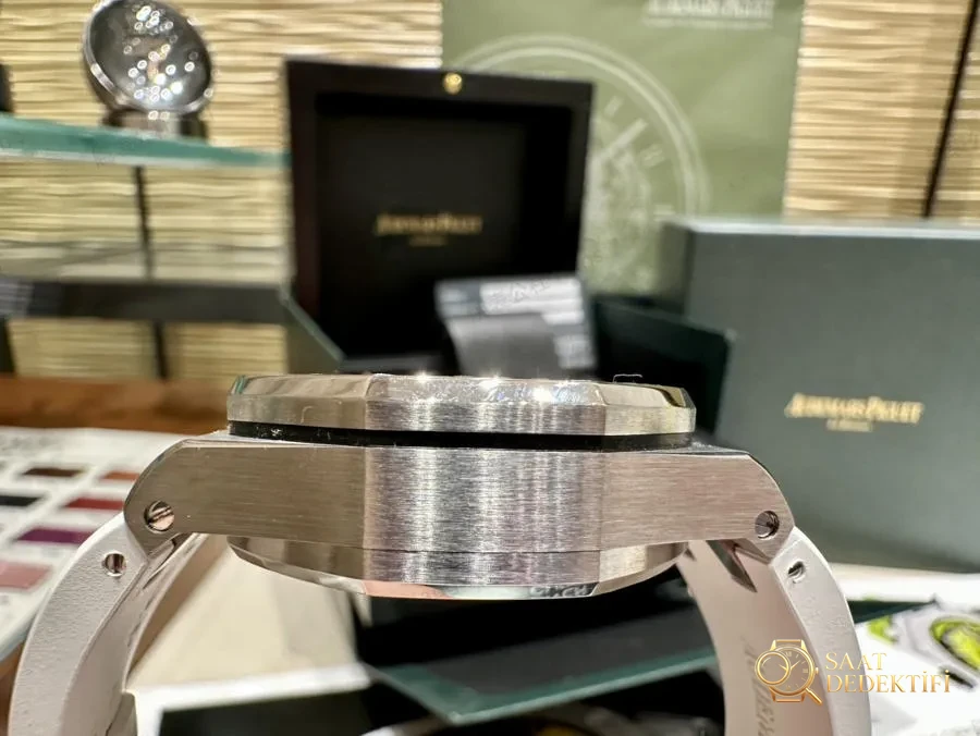 Audemars Piguet 37 mm kadın modeli, ünlü Wang Zhiwen ile aynı Royal Oak Offshore serisi kronograf saat - Makro Kadran ve İndeks İşçiliği