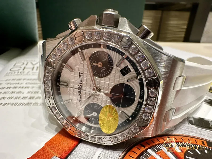 Audemars Piguet 37 mm kadın modeli, ünlü Wang Zhiwen ile aynı Royal Oak Offshore serisi kronograf saat - Klips Kilidi ve Lazer Damgalar