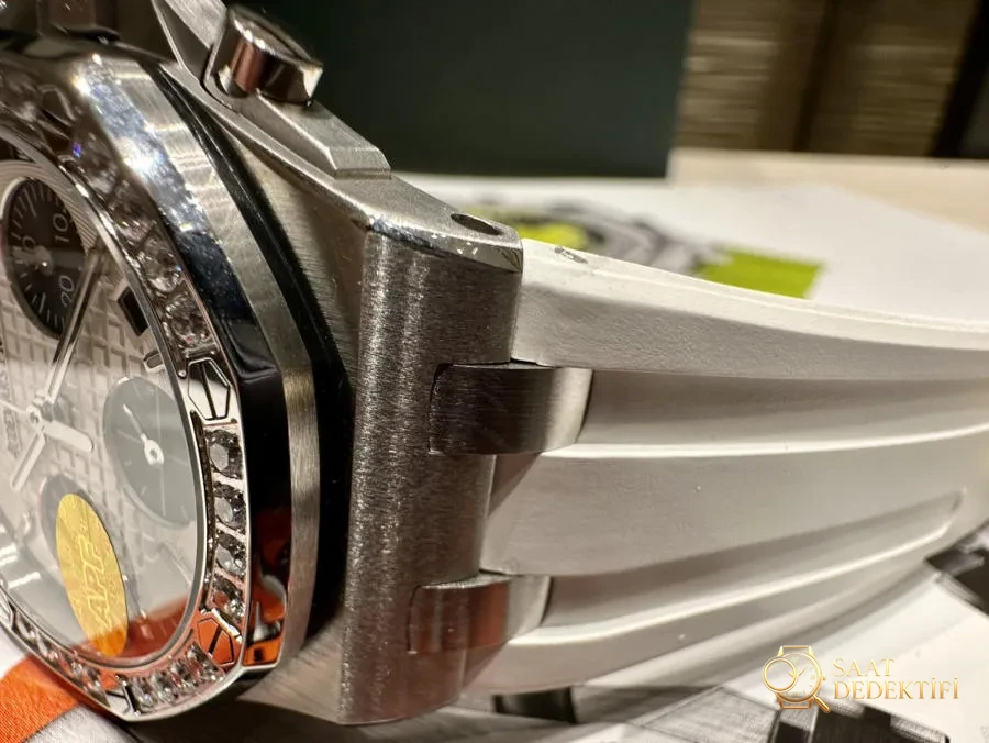 Audemars Piguet 37 mm kadın modeli, ünlü Wang Zhiwen ile aynı Royal Oak Offshore serisi kronograf saat - Bilekte Duruş ve Kasa Orantısı