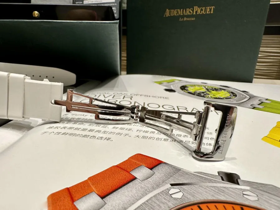 Audemars Piguet 37 mm kadın modeli, ünlü Wang Zhiwen ile aynı Royal Oak Offshore serisi kronograf saat - Mekanizma Zemberek ve Balans Detayı