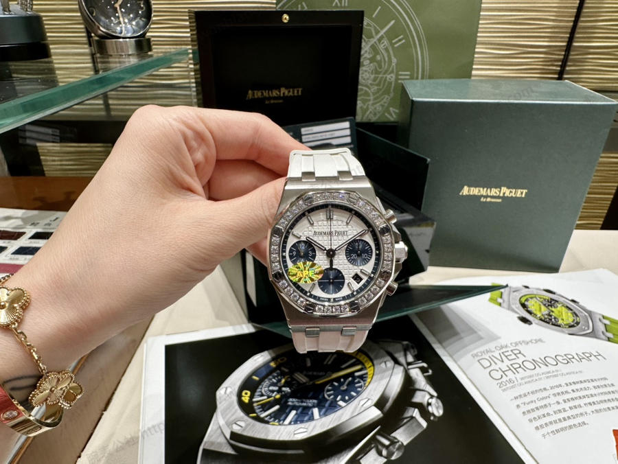 Audemars Piguet 37 mm kadın modeli, ünlü Wang Zhiwen ile aynı Royal Oak Offshore serisi kronograf saat — 11. fotoğraf