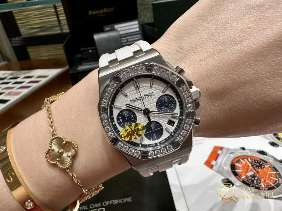 Audemars Piguet 37 mm kadın modeli, ünlü Wang Zhiwen ile aynı Royal Oak Offshore serisi kronograf saat - Genel Açı ve Estetik Duruş