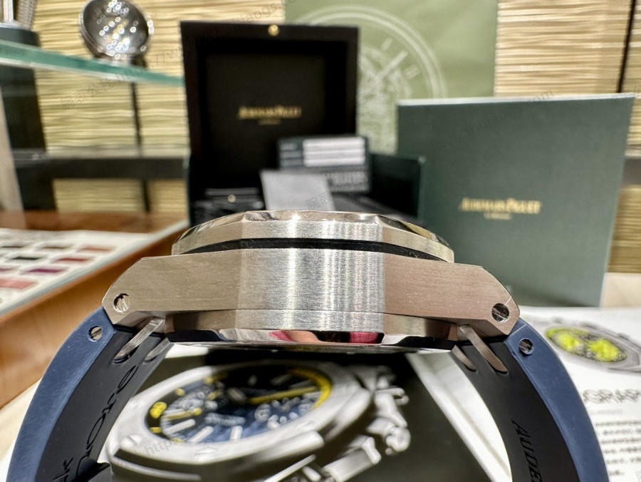 Audemars Piguet 37 mm Kadın Modeli, Ünlü Wang Ziwen ile Aynı Royal Oak Offshore Serisi Kronograf Saat — 3. fotoğraf