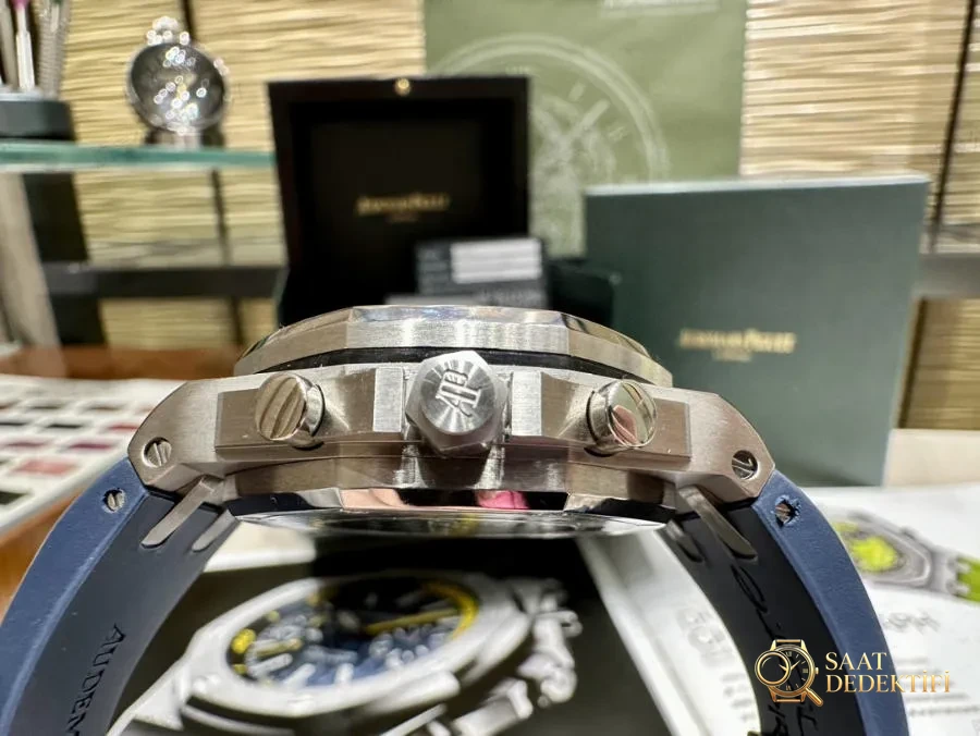 Audemars Piguet 37 mm Kadın Modeli, Ünlü Wang Ziwen ile Aynı Royal Oak Offshore Serisi Kronograf Saat - Arka Kapak ve Mekanizma Detayı