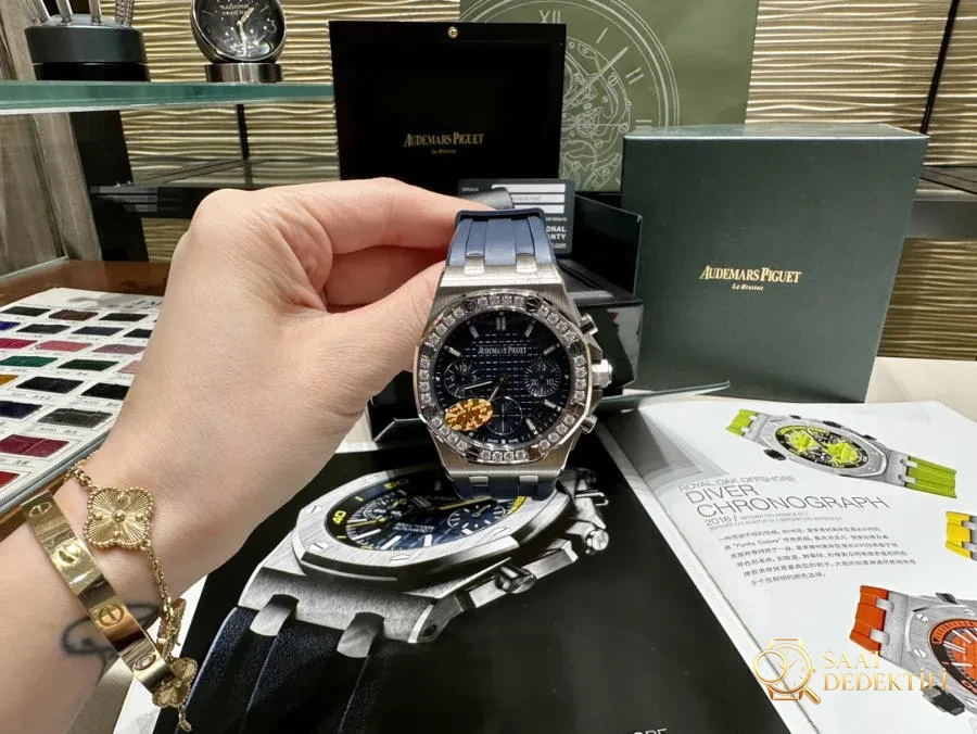 Audemars Piguet 37 mm Kadın Modeli, Ünlü Wang Ziwen ile Aynı Royal Oak Offshore Serisi Kronograf Saat - Mekanizma Zemberek ve Balans Detayı