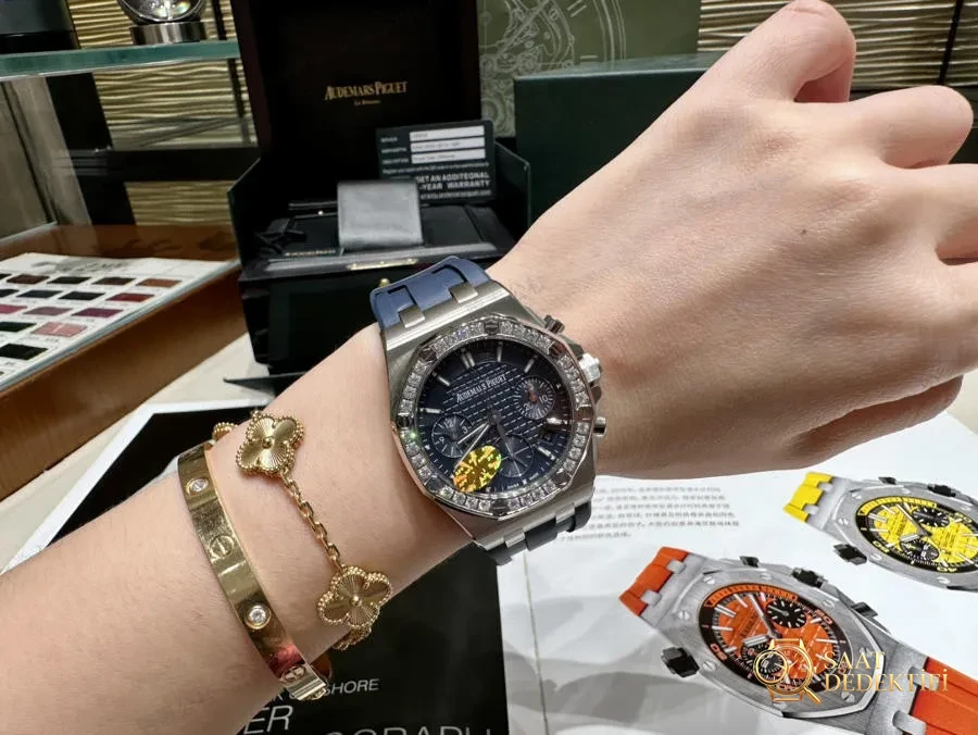Audemars Piguet 37 mm Kadın Modeli, Ünlü Wang Ziwen ile Aynı Royal Oak Offshore Serisi Kronograf Saat - Genel Açı ve Estetik Duruş