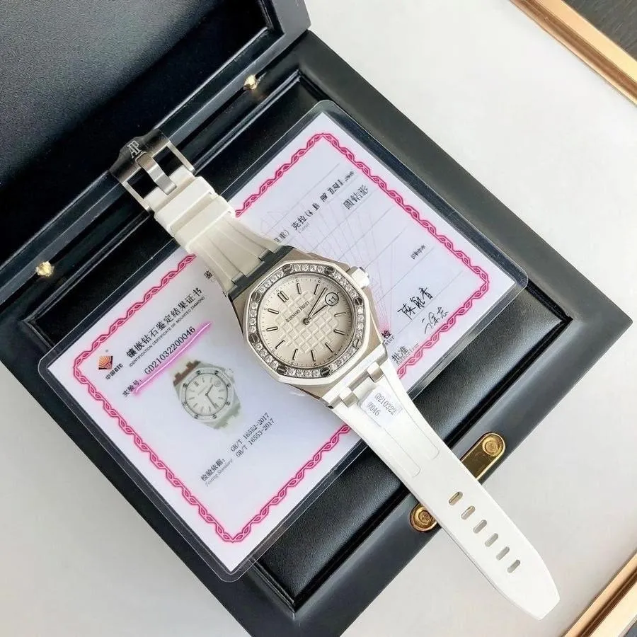 Audemars Piguet AP67540 Royal Oak Offshore 37 mm quartz women's watch review - Side Profile and Band Connection