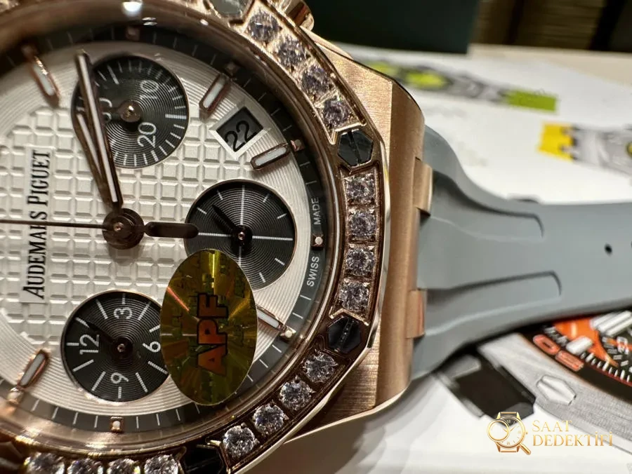 Audemars Piguet Kadın 37 mm - Ünlü Wang Ziwen ile Aynı Model - Royal Oak Offshore Serisi Kronograf Saat - Kadran Detayı ve Bezel İşçiliği
