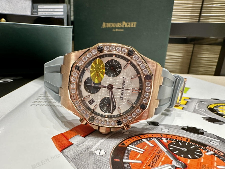Audemars Piguet Kadın 37 mm - Ünlü Wang Ziwen ile Aynı Model - Royal Oak Offshore Serisi Kronograf Saat — 3. fotoğraf